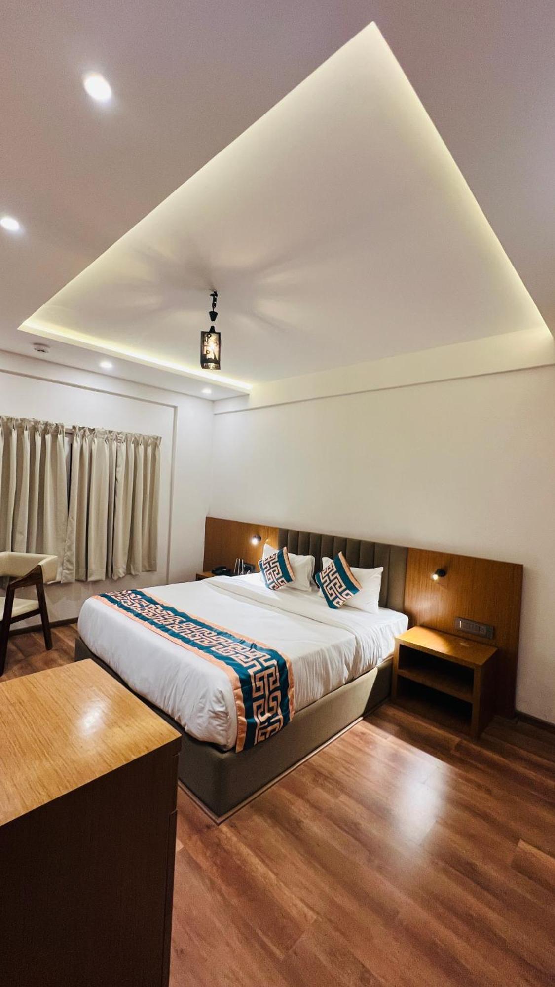 Hotel Aashraya Dod Jala Екстериор снимка